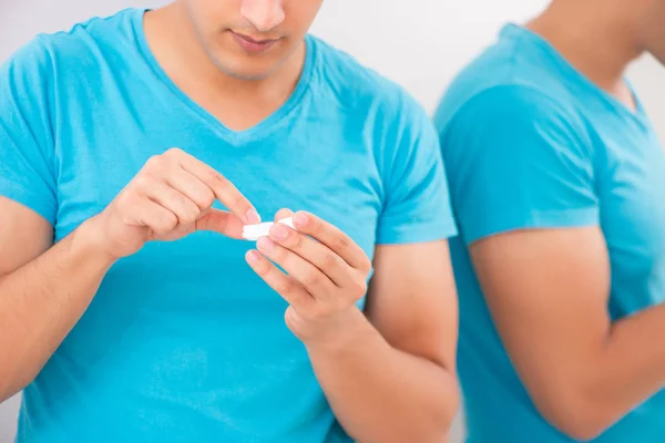 Homem tentando lentes de contato em casa — Fotografia de Stock