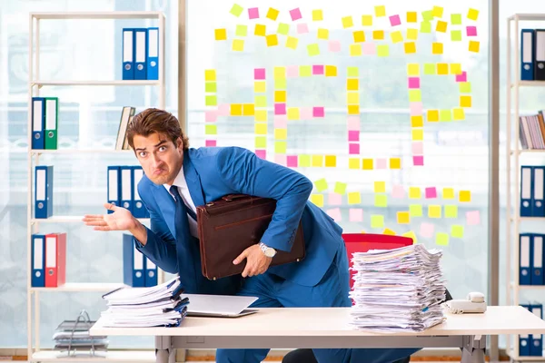 Biznesmen zajęty, praca w biurze — Zdjęcie stockowe