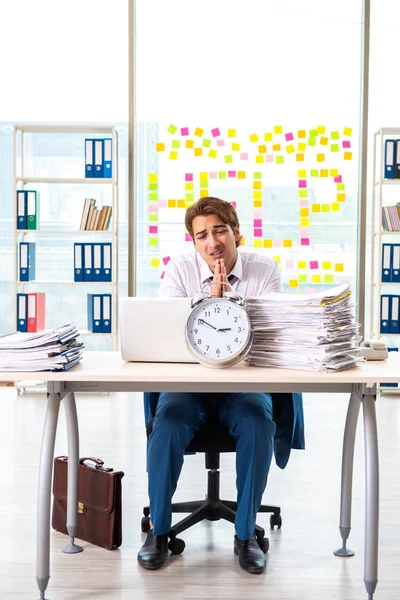 Empresário ocupado a trabalhar no escritório — Fotografia de Stock