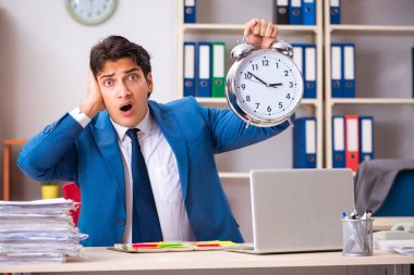 Genç yakışıklı işadamı ofiste çalışıyor. 