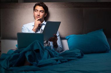 Yorgun işadamı gece fazla mesai yapıyor.