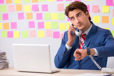 Çelişkili öncelikler konseptinde genç yakışıklı bir adam