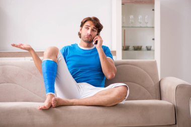 Koltukta genç adam bacağı yaralı