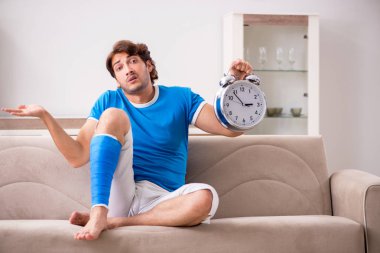 Koltukta genç adam bacağı yaralı