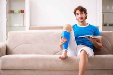 Koltukta genç adam bacağı yaralı