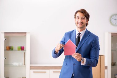 Genç yakışıklı emlakçı düz satış 