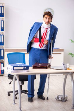 Ofiste çalışan yaralı bir çalışan.