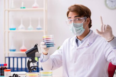 Laboratuvarda çalışan genç bir kimyager. 