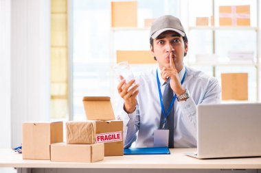 Kutu taşıma servisinde çalışan erkek çalışan.