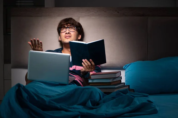 Ung student förbereder sig för tentor på natten hemma — Stockfoto