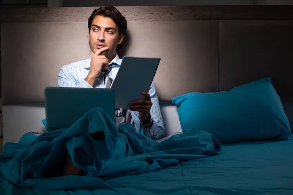 Hombre de negocios cansado trabajando horas extras en casa por la noche — Foto de Stock