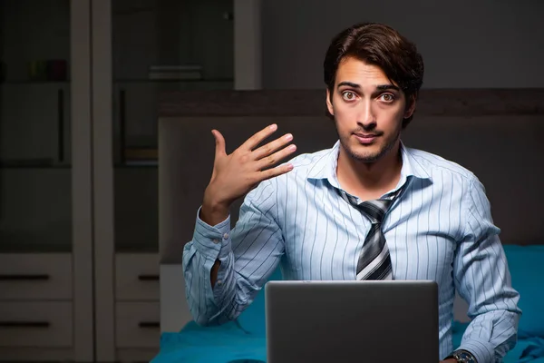 Empresário cansado trabalhando horas extras em casa à noite — Fotografia de Stock