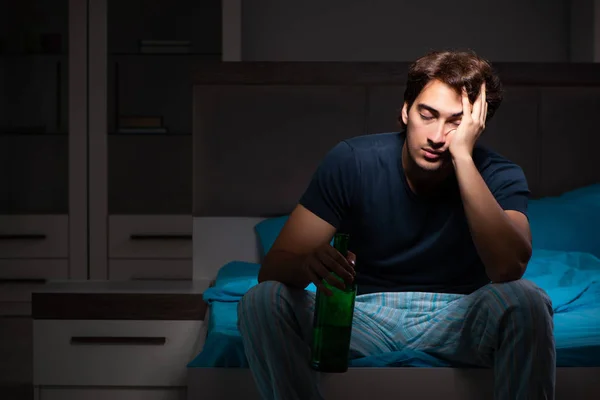 Mann trinkt unter Stress im Bett — Stockfoto