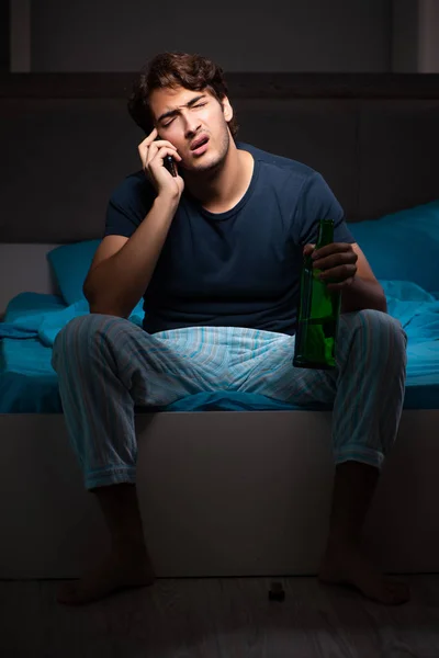 Ember iszik az ágyban stresszhatás alatt — Stock Fotó