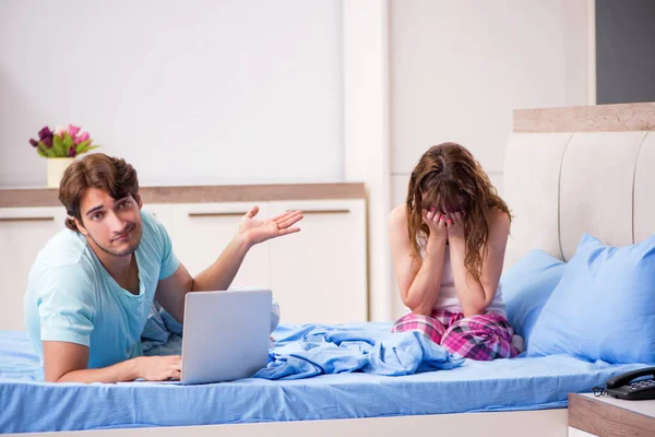 Młoda para z laptopa w sypialni — Zdjęcie stockowe