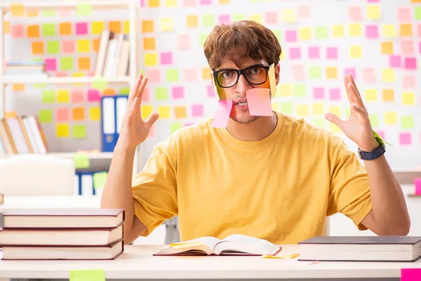 Studenten die zich voorbereiden op examens met veel tegenstrijdige prioriteiten — Stockfoto