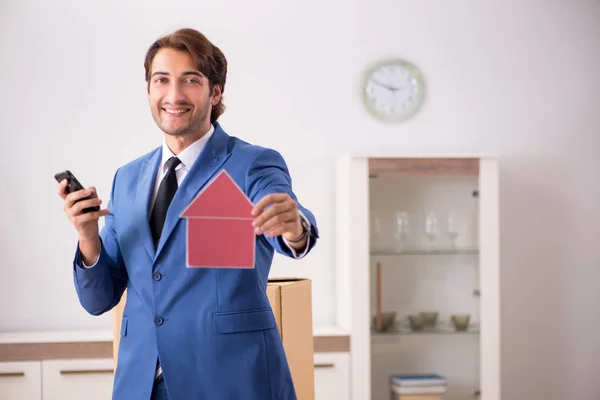 Joven agente inmobiliario guapo vendiendo piso — Foto de Stock