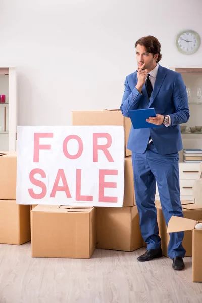 Joven agente inmobiliario guapo vendiendo piso — Foto de Stock