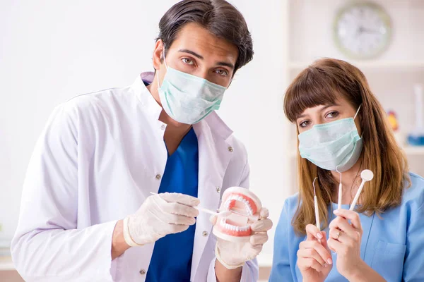 Concetto di trattamento di denti a dentisti — Foto Stock