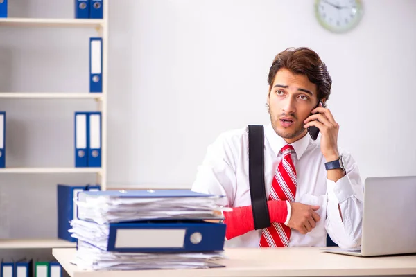 Employé blessé travaillant dans le bureau — Photo