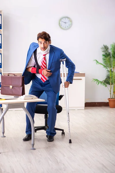 Skadad anställd som arbetar på kontoret — Stockfoto