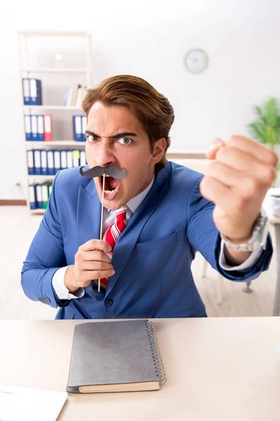 Bisounours drôle avec fausse moustache dans le bureau — Photo