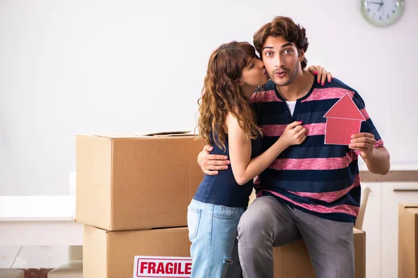 Jovem família se mudando para novo apartamento casa — Fotografia de Stock