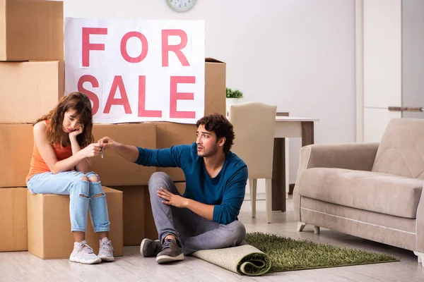 Joven familia ofreciendo casa para la venta y mudanza — Foto de Stock