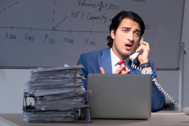 Genç zarif mali uzman office gece t içinde çalışma