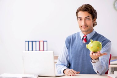 Ofiste çalışan yakışıklı bir genç. 