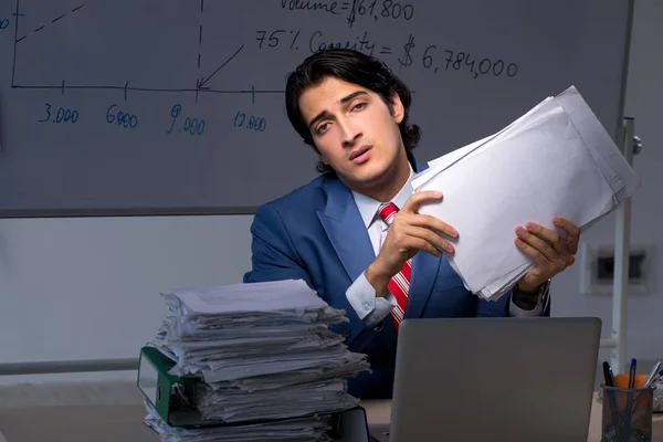 Jeune spécialiste financier élégant travaillant dans le bureau nuit t — Photo