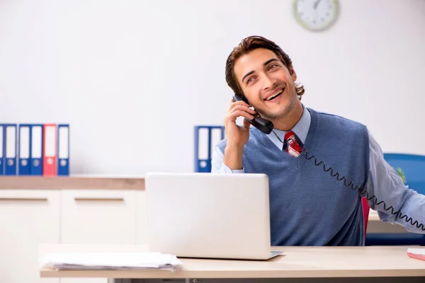 Joven empleado guapo que trabaja en la oficina —  Fotos de Stock