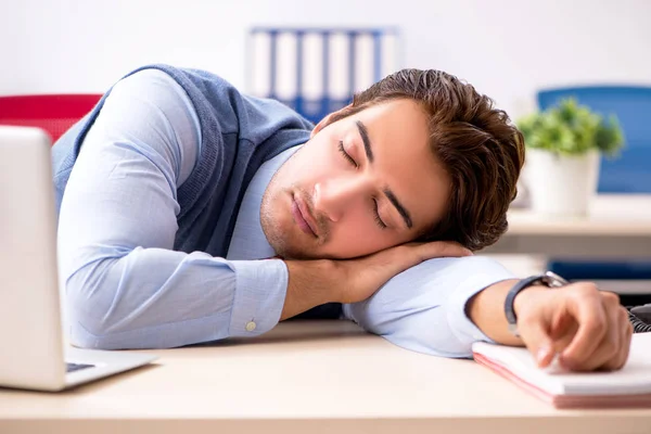 Junge hübsche Angestellte, die im Büro arbeitet — Stockfoto