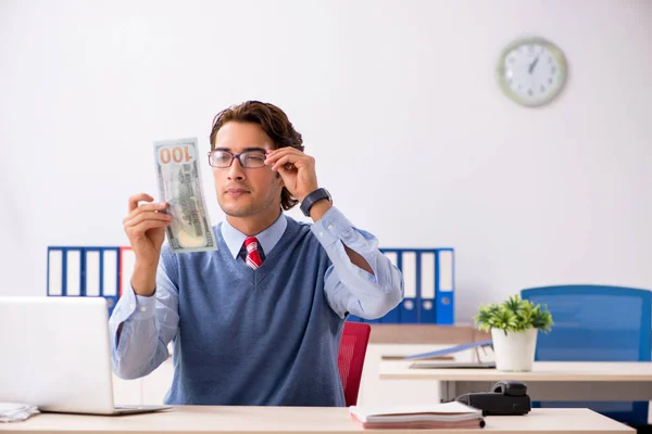 Jovem e bonito empregado que trabalha no escritório — Fotografia de Stock