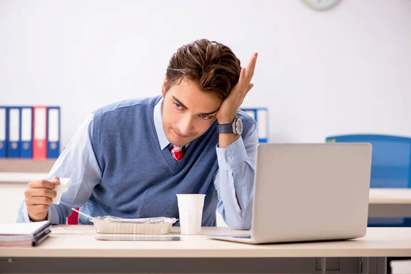 Jovem e bonito empregado que trabalha no escritório — Fotografia de Stock