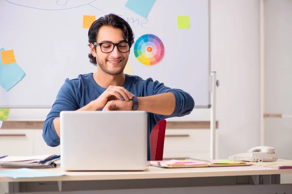 Jovem designer bonito trabalhando no projeto — Fotografia de Stock