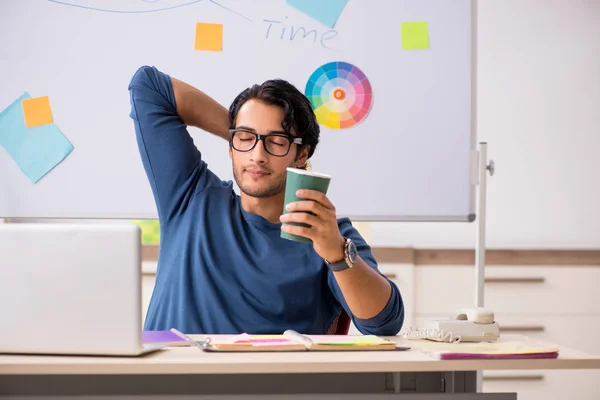 Joven diseñador guapo trabajando en el proyecto — Foto de Stock