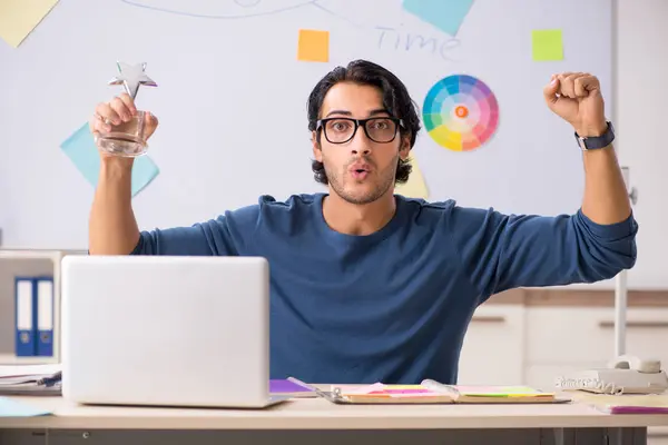 Joven diseñador guapo trabajando en el proyecto — Foto de Stock