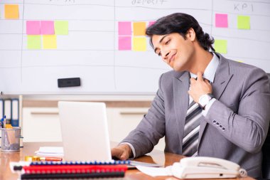 Ofiste çalışan yakışıklı bir genç.