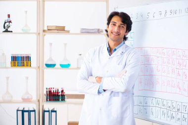 Laboratuvarda çalışan genç bir kimyager. 