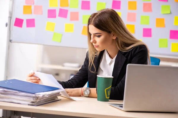 Çakışan öncelikleri kavram genç güzel businesslady — Stok fotoğraf