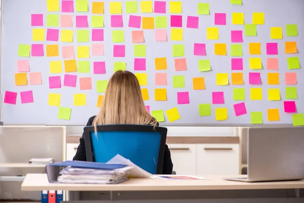 Unga vackra businesslady i motstridiga prioriteringar koncept — Stockfoto