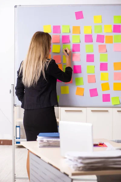 Joven hermosa empresaria en conflicto concepto de prioridades — Foto de Stock