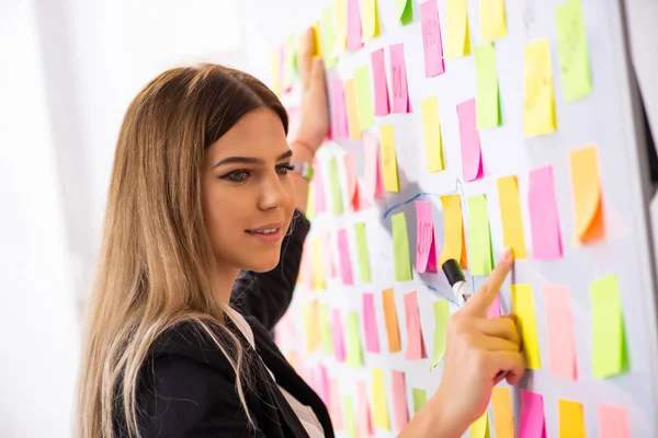 Joven hermosa empresaria en conflicto concepto de prioridades — Foto de Stock