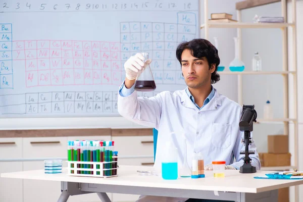 Jovem químico trabalhando no laboratório — Fotografia de Stock