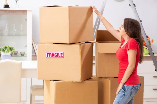 Young beautiful woman moving to new flat — Stock Photo, Image