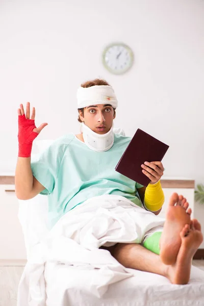 Молодой раненый находится в больнице — стоковое фото