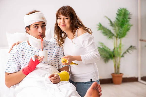 Amare moglie prendersi cura di marito ferito — Foto Stock