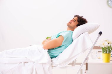 Yakışıklı delikanlı hastanede kalacak 