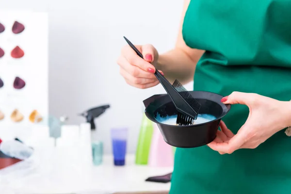 Cabeleireiro mulher aplicando tintura para o cabelo do homem — Fotografia de Stock